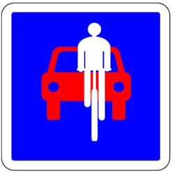 Panneau carré sur fond bleu présentant un cycliste blanc vu de face, une voiture rouge vue de face juste derrière lui.